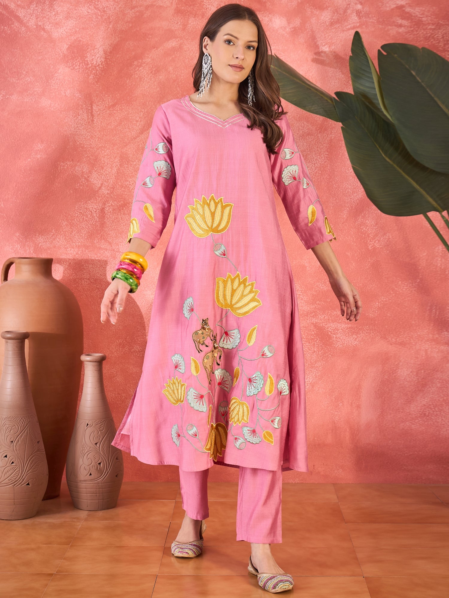 フローラル装飾のピンクキャビネット 002 Pink Floral Embroidered Kurta With Pant Kurta Set – Bunaaiwalaa