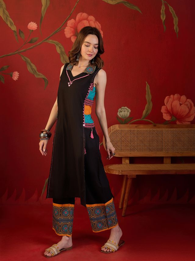 Black Ethnic Motif Print Sleevless Straight Kurta With Trouser