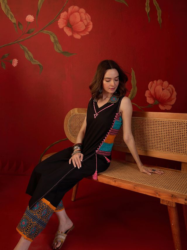 Black Ethnic Motif Print Sleevless Straight Kurta With Trouser