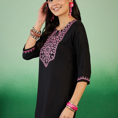Women Floral Embroidered Side Slits Kurti