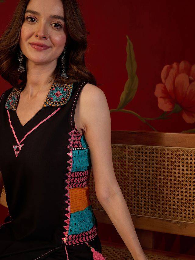 Black Ethnic Motif Print Sleevless Straight Kurta With Trouser